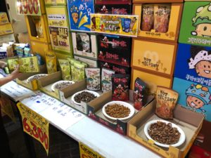 SALE MARTにてハニーバターアーモンドの試食が出来ます。