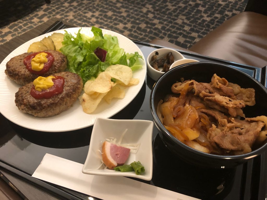 成田空港ANA SUITE LOUNGEでの食事の様子