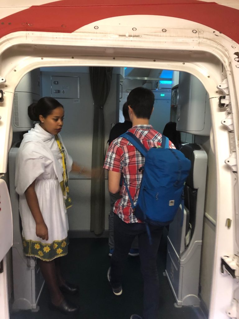 エチオピア航空機内入口にて迎えてくれる伝統衣装を着たCA
