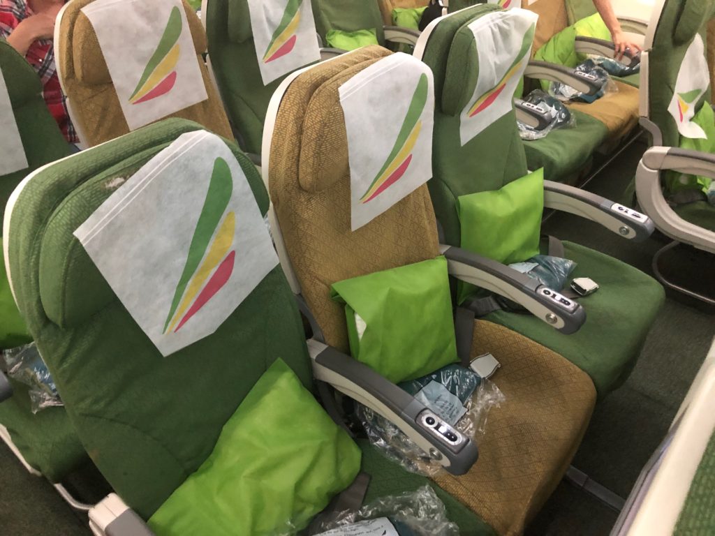 エチオピア航空ET673便の座席。少しシートピッチが小さいです。