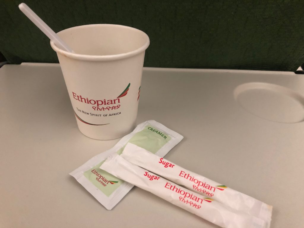 エチオピア航空ET673便で提供されたコーヒーです。インスタントコーヒーでした。