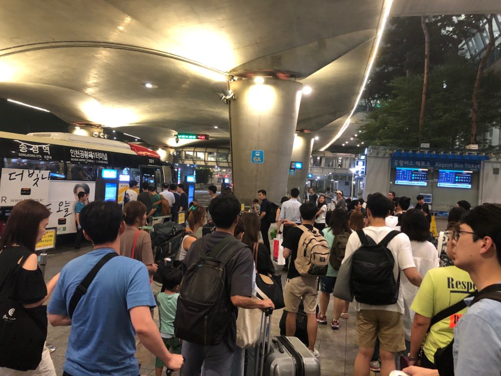 仁川空港にて深夜バスを待つ人で行列が出来ている様子