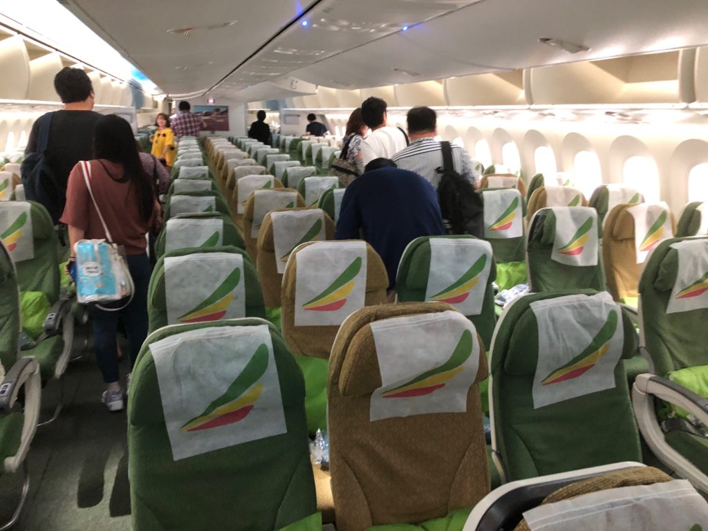 エチオピア航空ET672便機内の様子。搭乗率は7割くらいだったと思います。