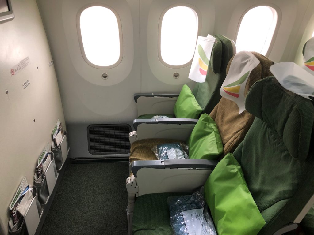 エチオピア航空 ET672便　バルクヘッドの座席は足元が広く快適でした。