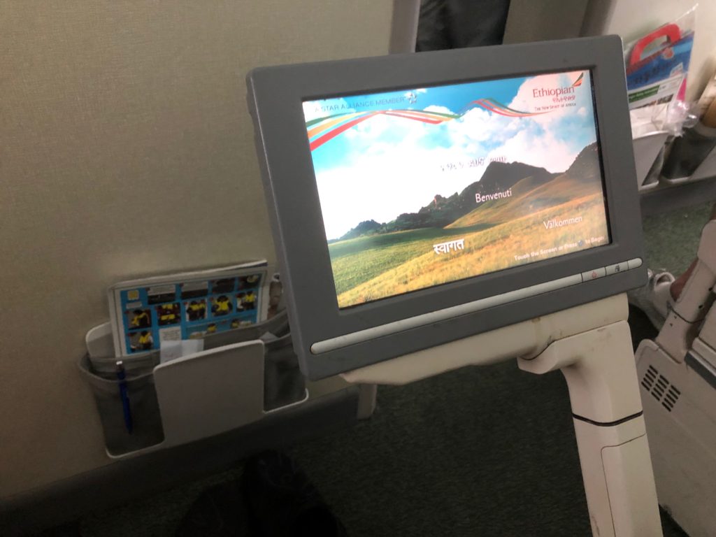 バルクヘッドの座席のモニターはタッチパネルではなくリモコン操作式となります。