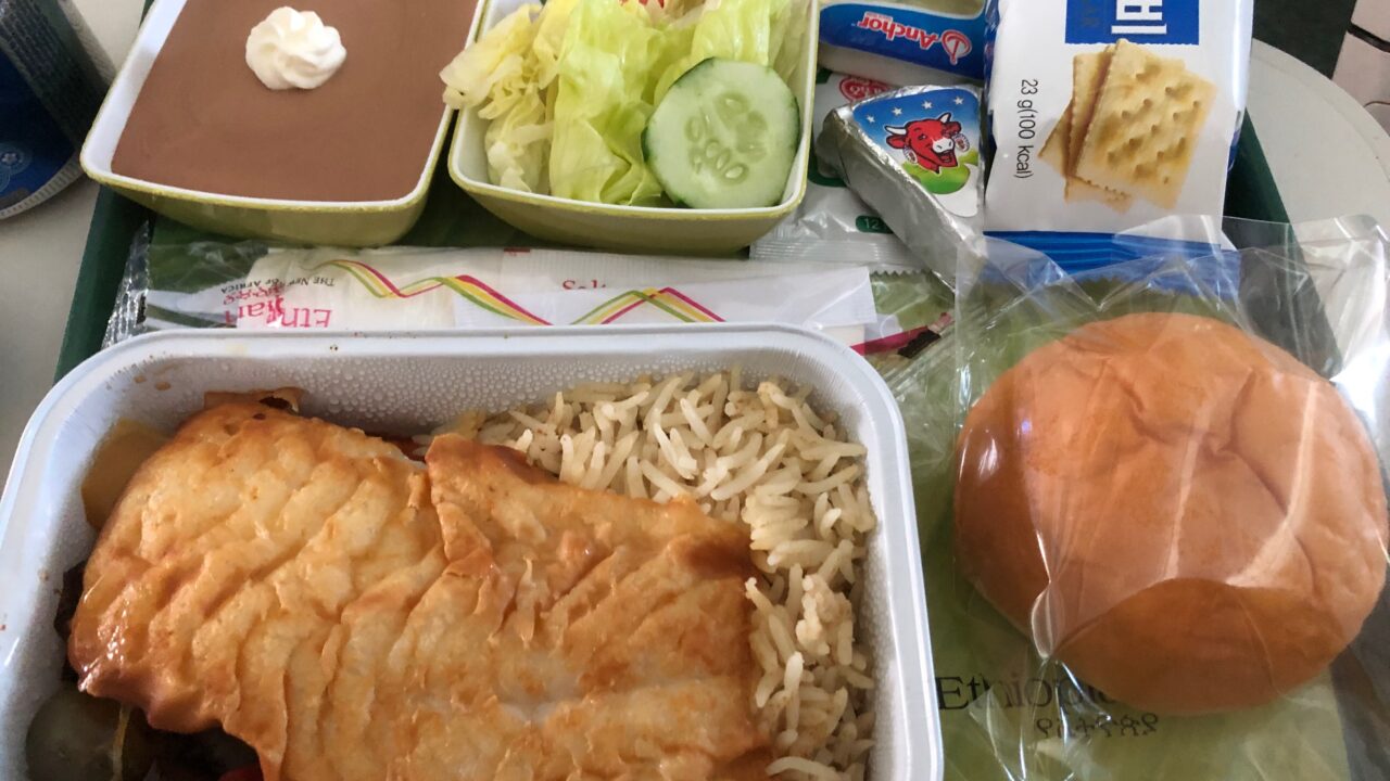 ET672便で提供された機内食（白身魚）