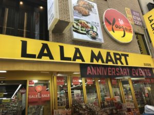 ソウル 　明洞にあるLA LA MARTの入口