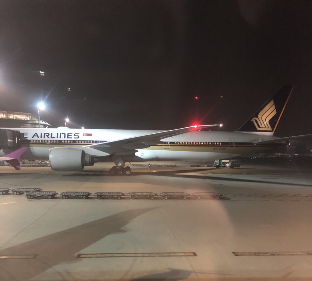 Peach MM809便の隣のスポットに駐機するシンガポール航空