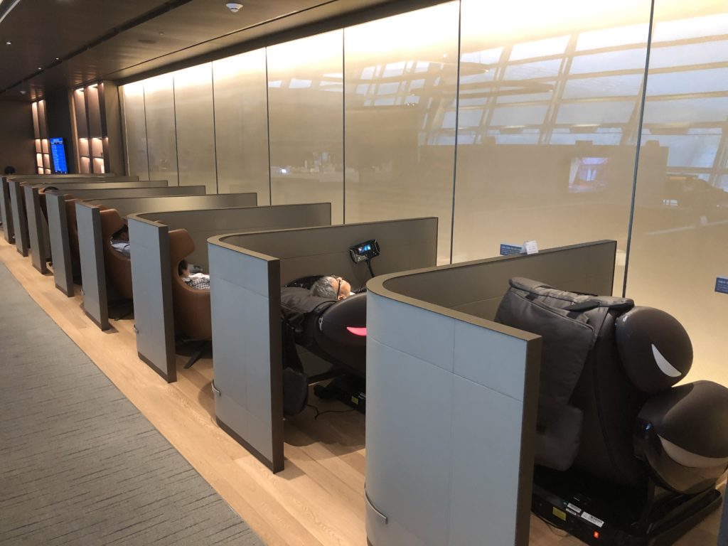 仁川空港アシアナ航空ビジネスクラスラウンジのパーソナルスペースは常に満席でした。
