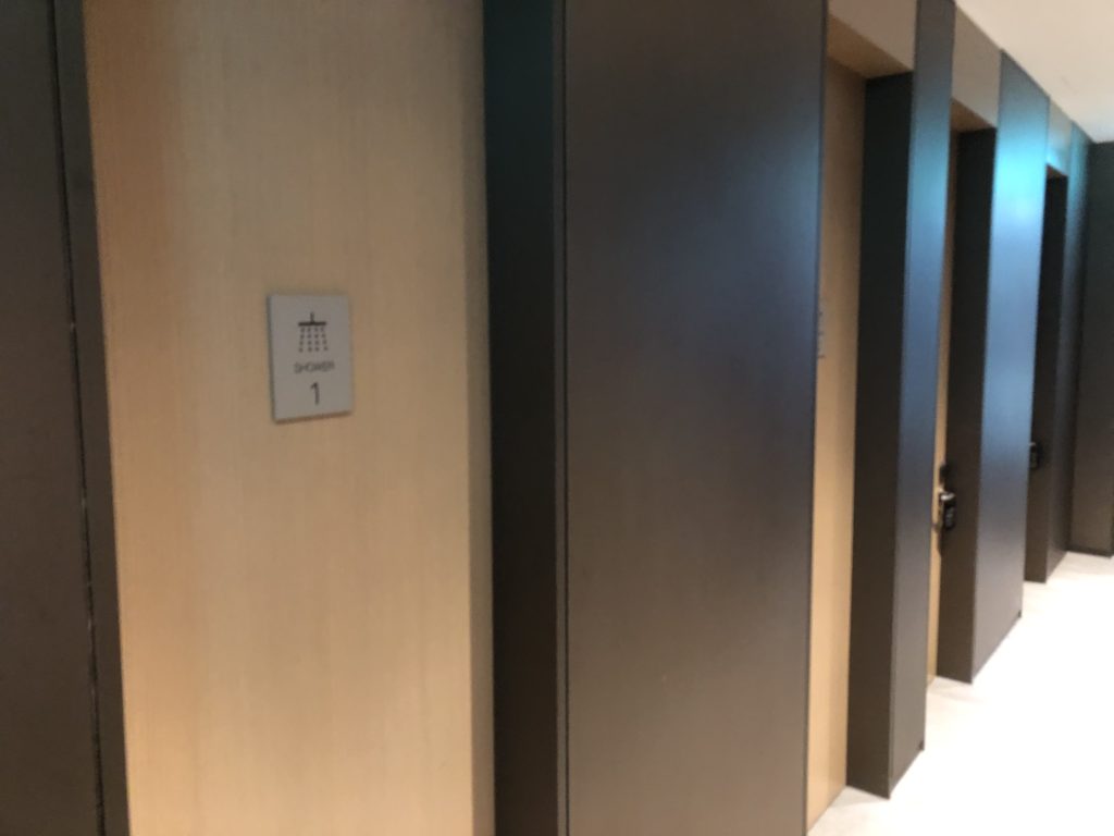 仁川空港アシアナ航空ビジネスクラスラウンジのシャワールーム入口の様子です。4室あります。