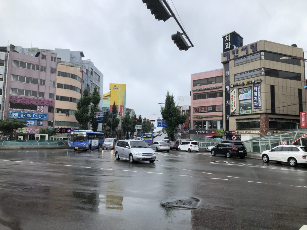 東仁川駅前の様子