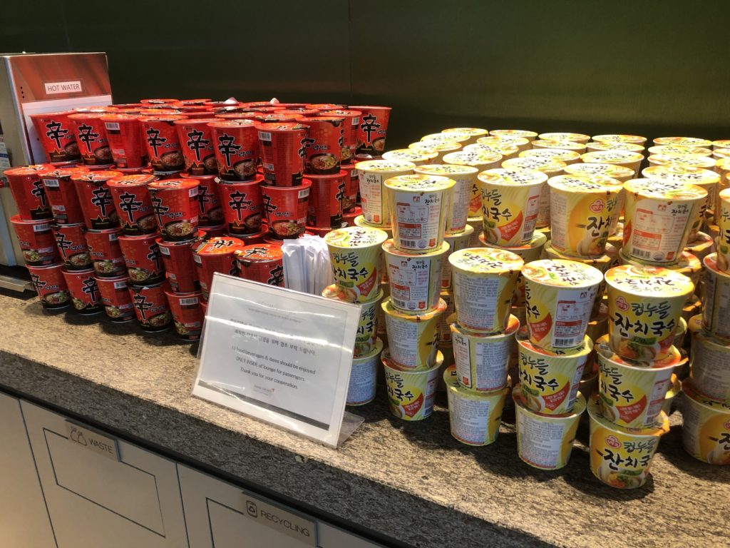 2019年最新仁川空港アシアナ航空ビジネスクラスラウンジに常備されている辛ラーメン