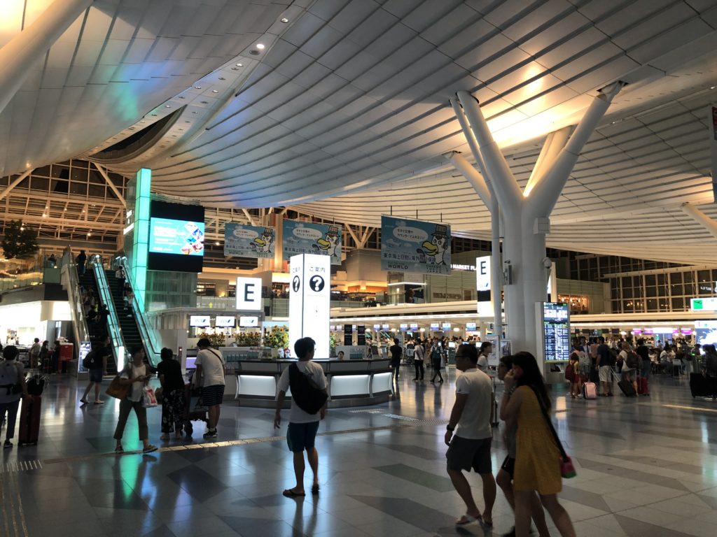 深夜でも人が沢山いる羽田空港国際線ターミナル