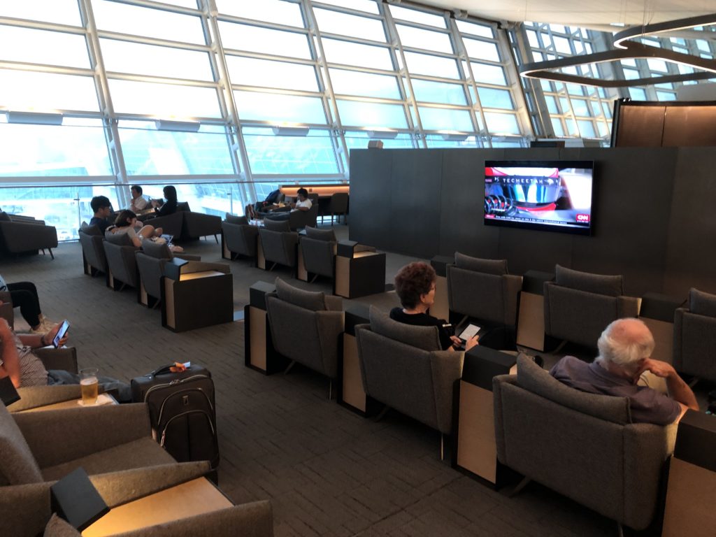 2019年最新仁川空港アシアナ航空ビジネスクラスラウンジテレビ付近のソファー席