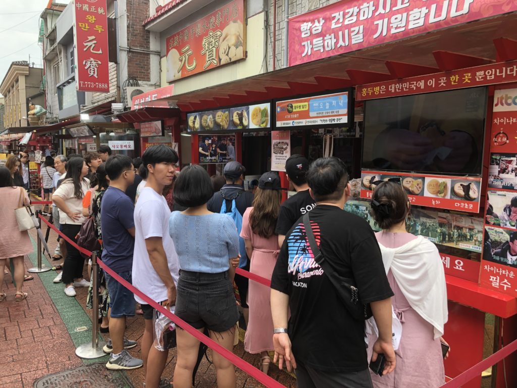 仁川中華街で人気の大判焼きの店の前には行列が出来ています