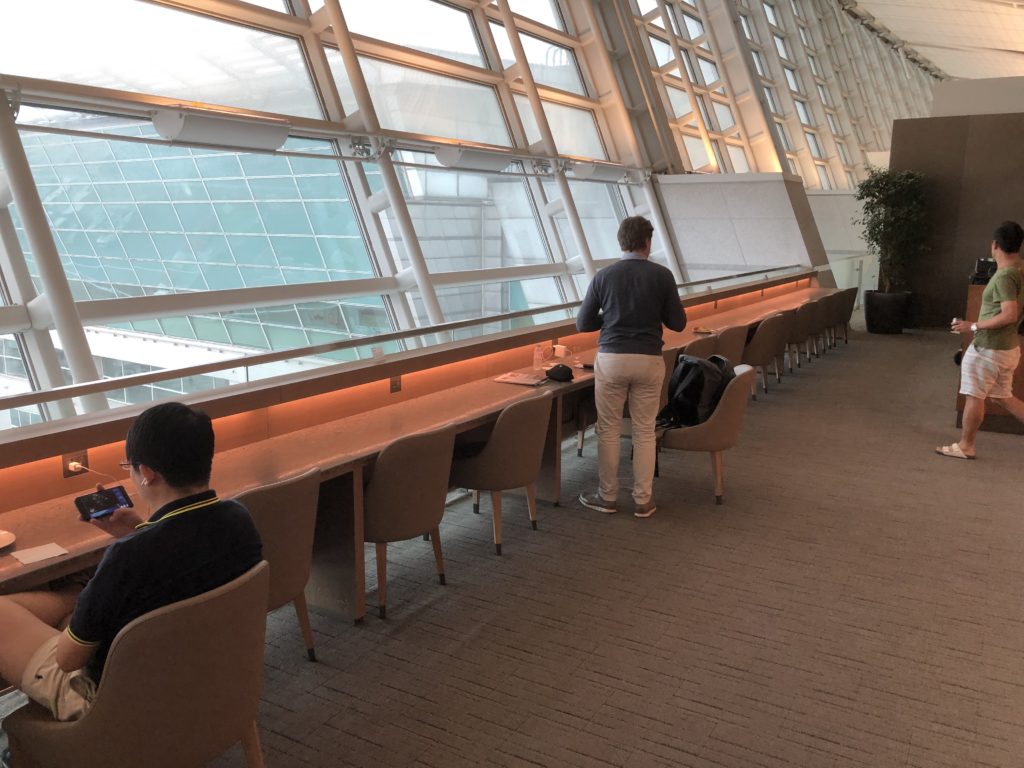 2019年最新仁川空港アシアナ航空ビジネスクラスラウンジの窓側にある座席