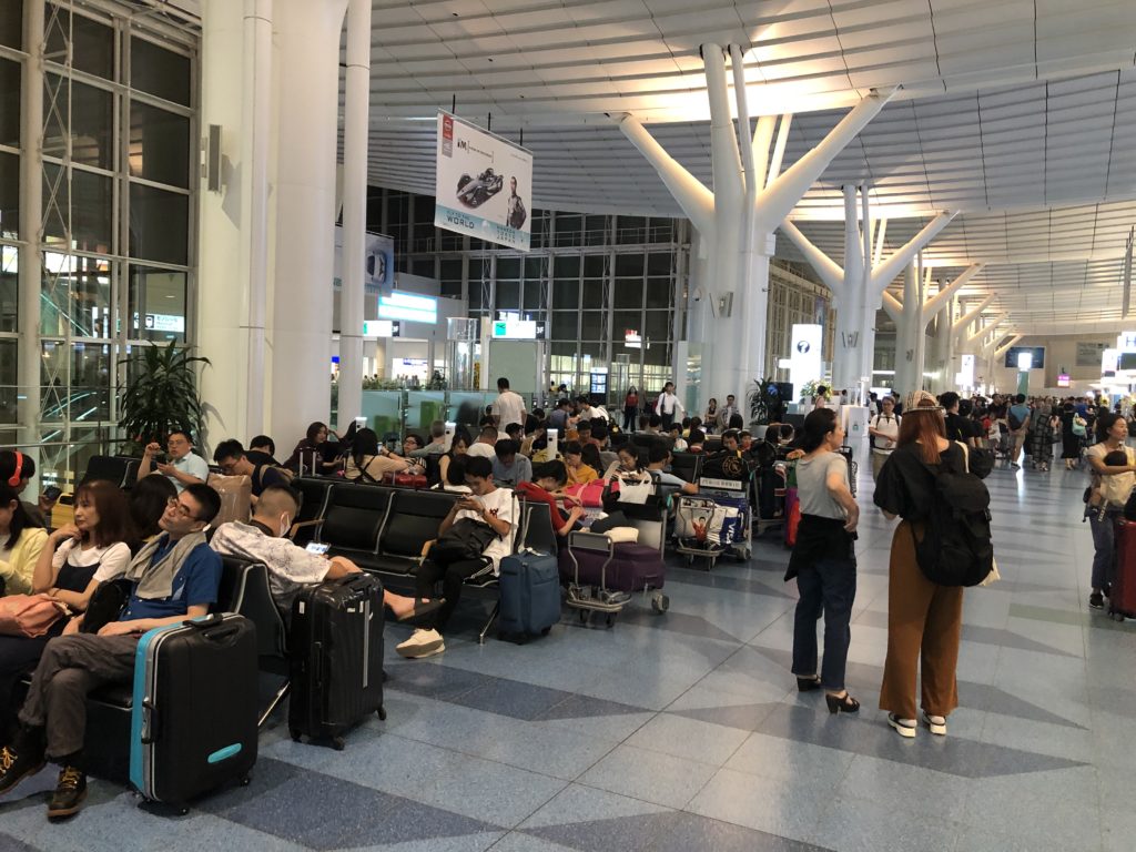 深夜や早朝のLCC便を待っている人で賑わう羽田空港国際線ターミナル