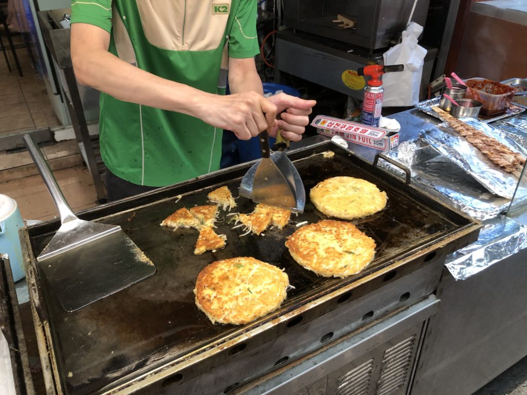 店員がチヂミを作っている様子