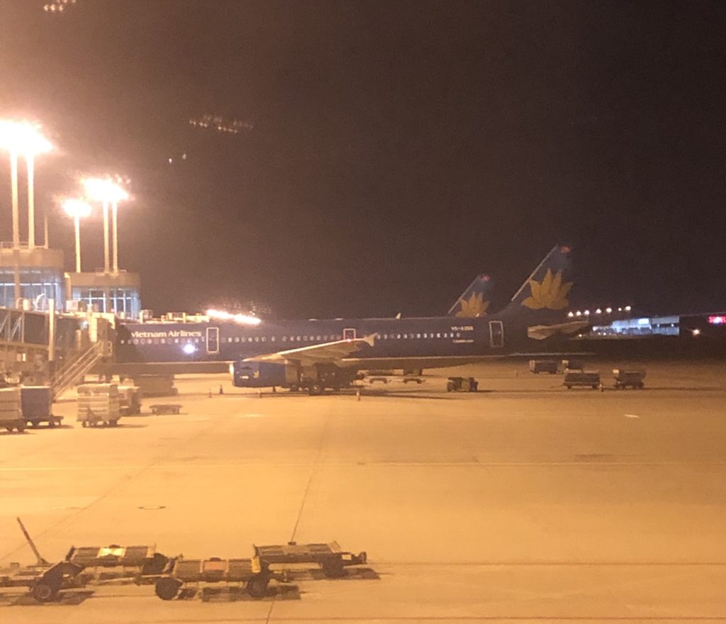仁川空港到着後隣の駐機場に並ぶベトナム航空機