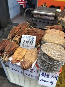 海の近くとあり鮮魚も含む水産物も豊富に並んでいます。