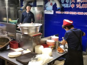 タッカンジョンを作る店員の様子