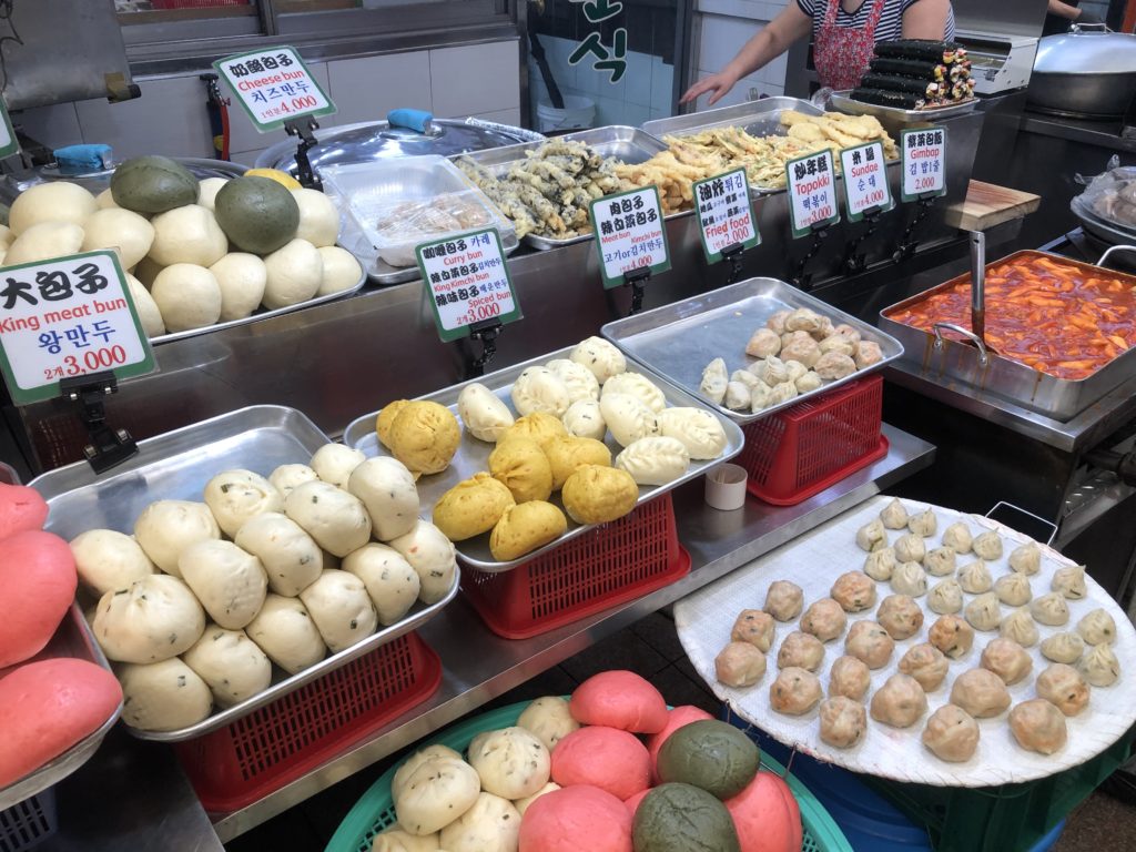 新浦国際市場に並ぶカラフルな饅頭や餃子
