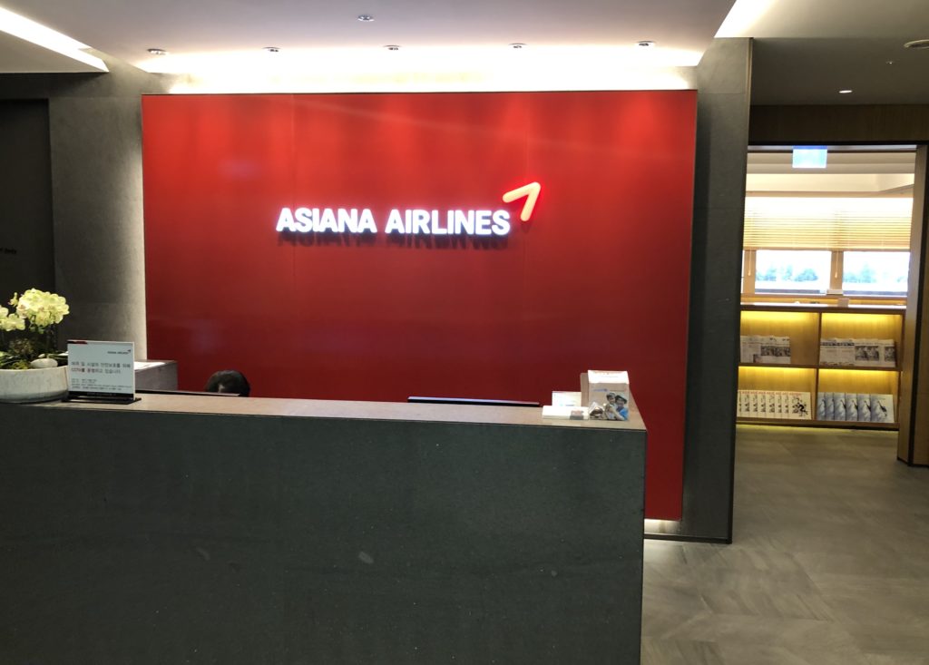 ソウル・金浦空港　アシアナ航空ラウンジの受付の様子。