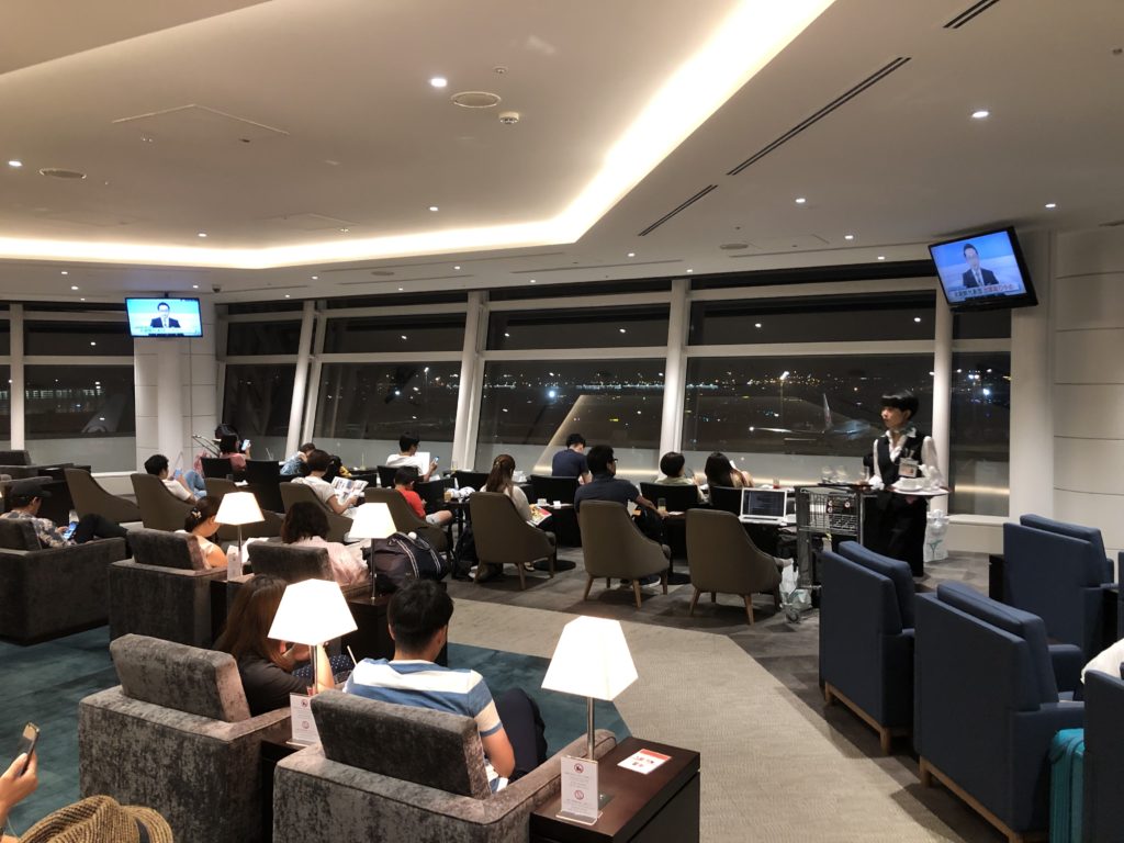羽田空港国際線ターミナル SKY LOUNGEで待つ乗客たちの様子