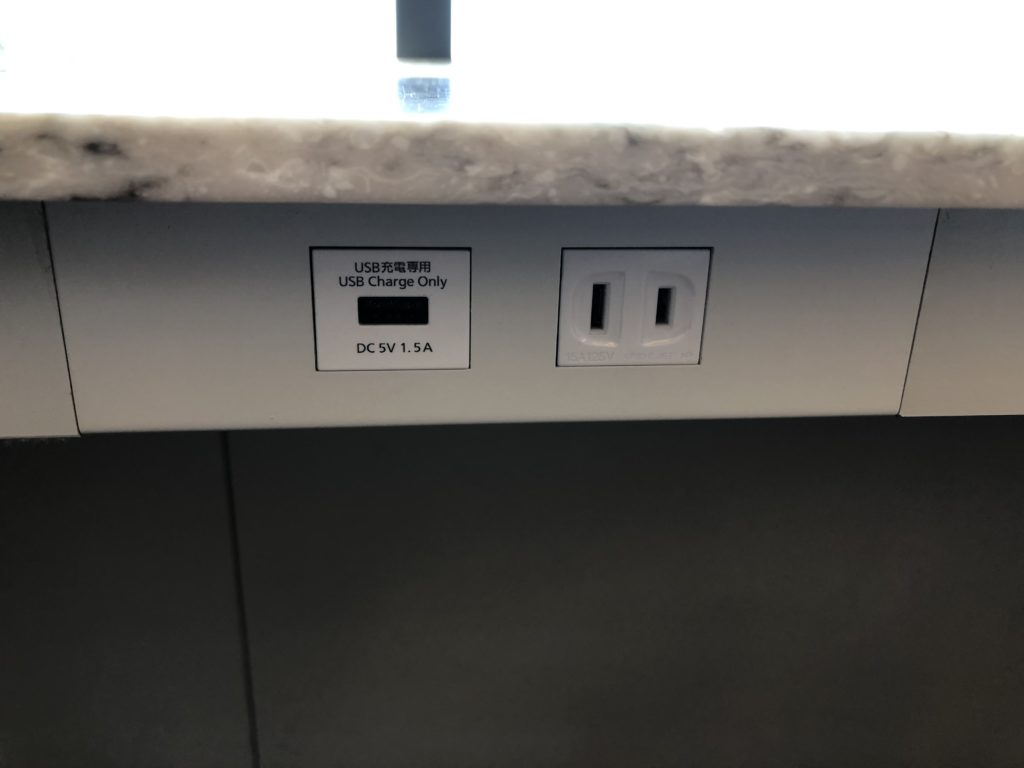 伊丹空港 ANA SUITE LOUNGE　コンセント USBポート