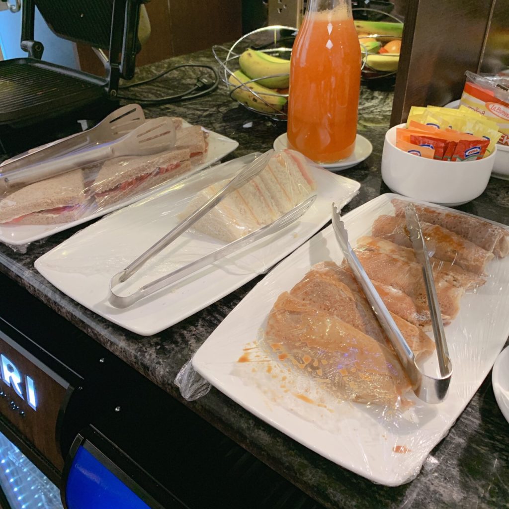 エルアルト国際空港 ラウンジ''THE LOUNGE VIP''で提供されているサンドイッチ類