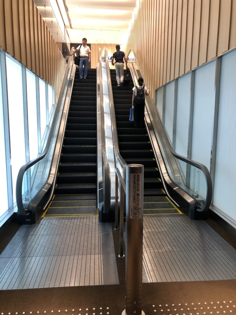 伊丹空港　ANA SUITE LOUNGE　エスカレーター