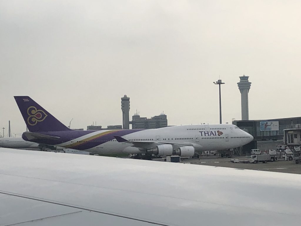 隣のスポットに駐機するタイ国際航空B747
