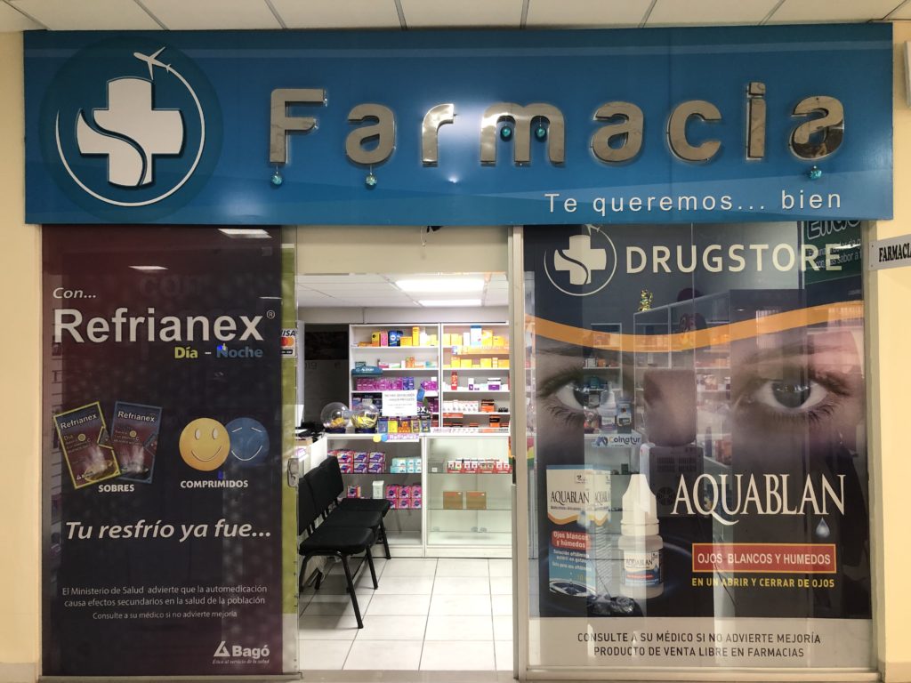エル アルト国際空港にある薬局の外観
