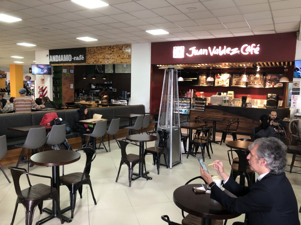 エルアルト国際空港のカフェ