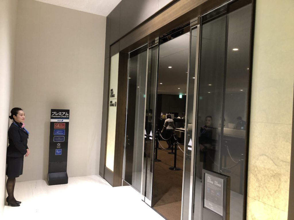 9月3日にオープンした伊丹空港室内型ANA PREMIUM CHECK-INの入口