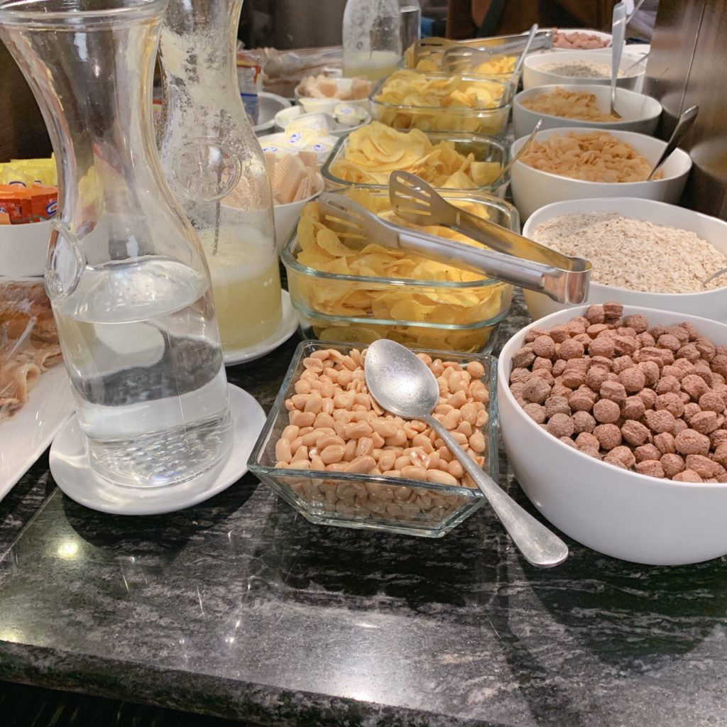 エルアルト国際空港 ラウンジ''THE LOUNGE VIP''で提供されているナッツ、お菓子類