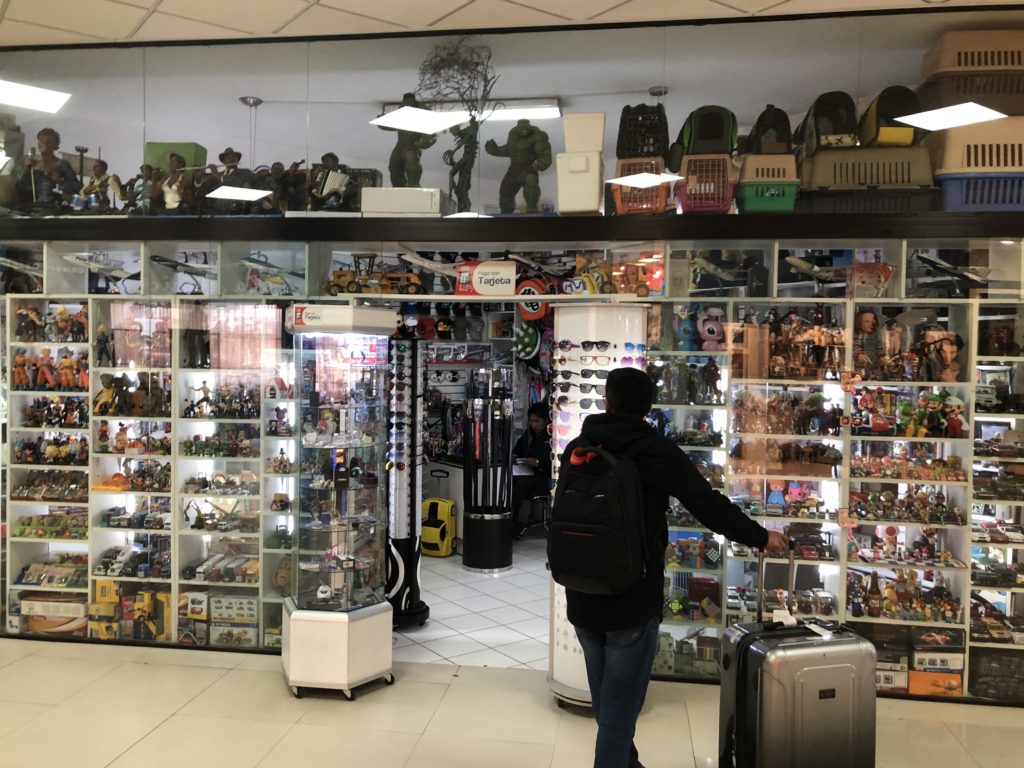 エルアルト国際空港あるお土産店（フィギュア屋さん）