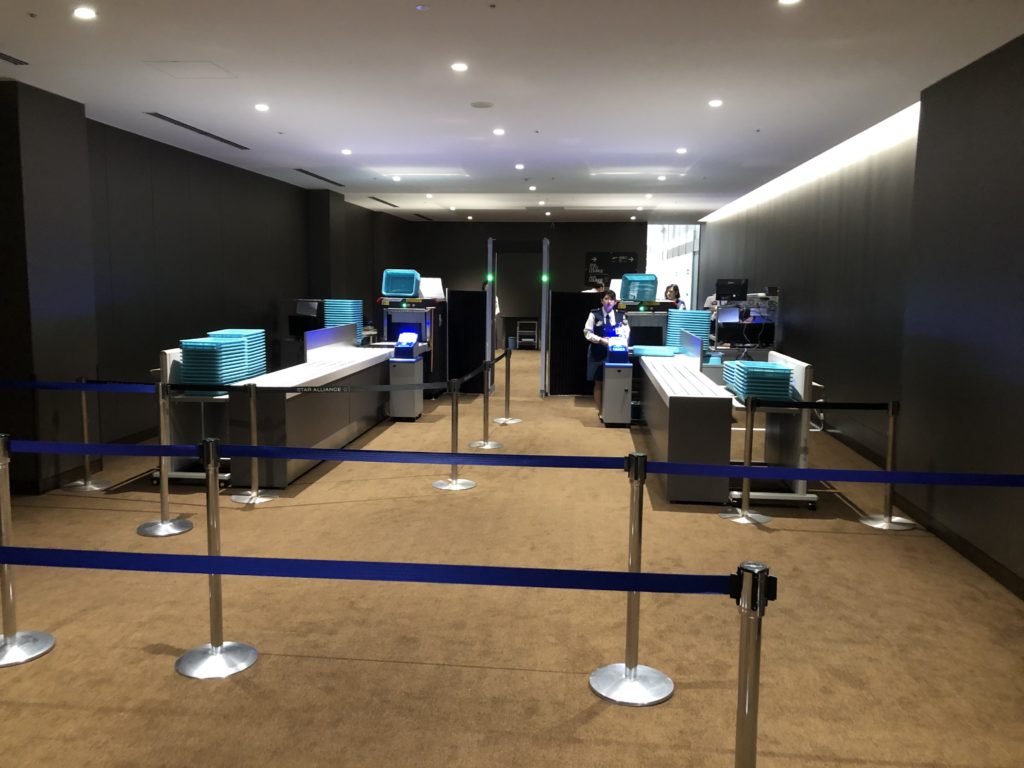 9月3日にオープンした伊丹空港室内型ANA PREMIUM CHECK-INの保安検査場