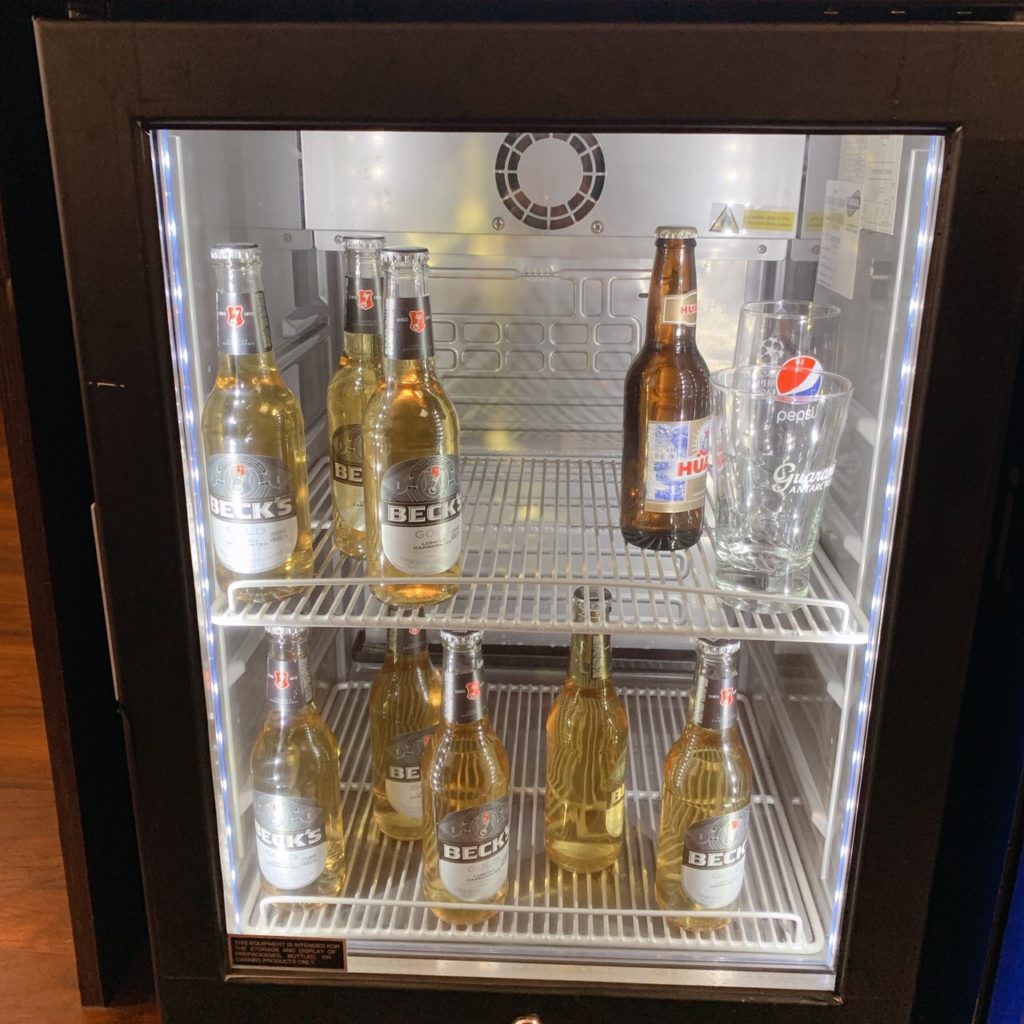 エルアルト国際空港 ラウンジ''THE LOUNGE VIP''にあるビール(HUARI,BECKS)
