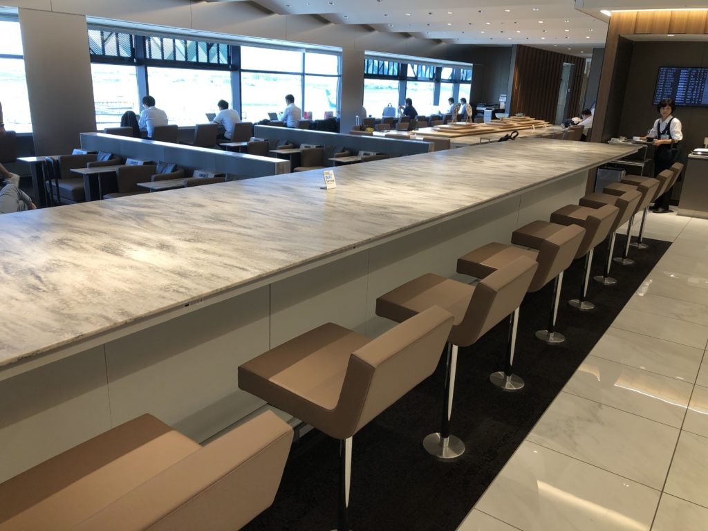 伊丹空港 ANA SUITE LOUNGE ダイニングエリアテーブル