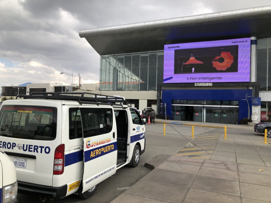 エルアルト国際空港からラパス市内を結ぶ乗り合いバスは空港ビル出口の真正面から乗ることが出来ます。