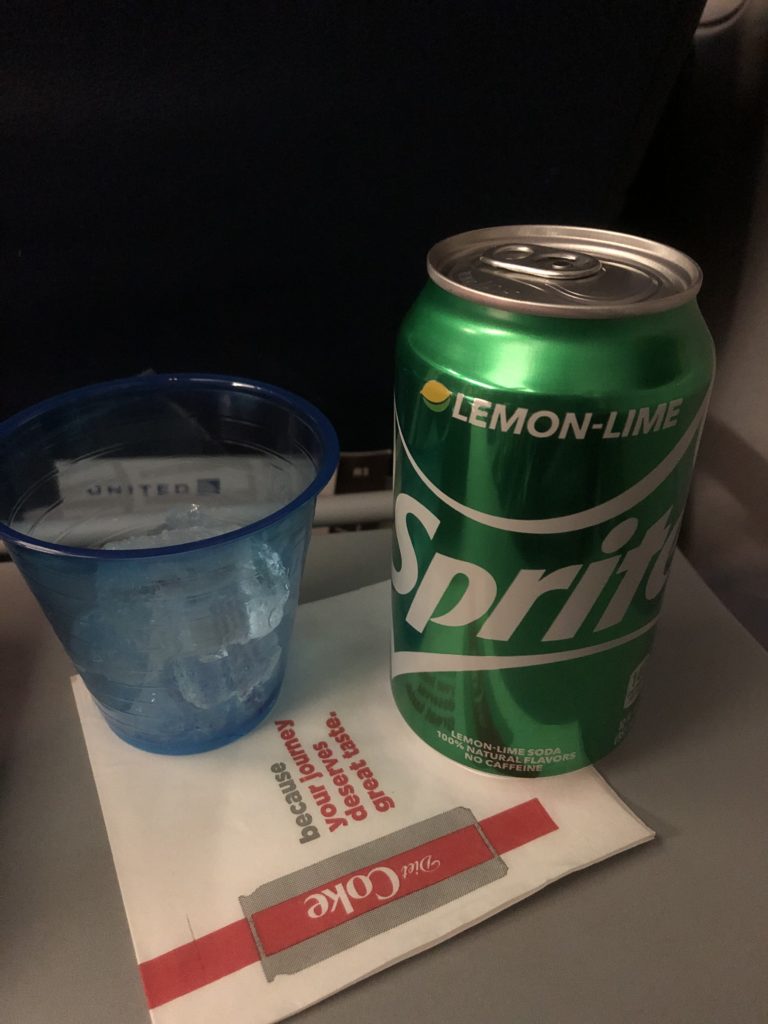 UA854便(NH7172便)リマ行のエコノミークラス機内食で提供されたファンタ