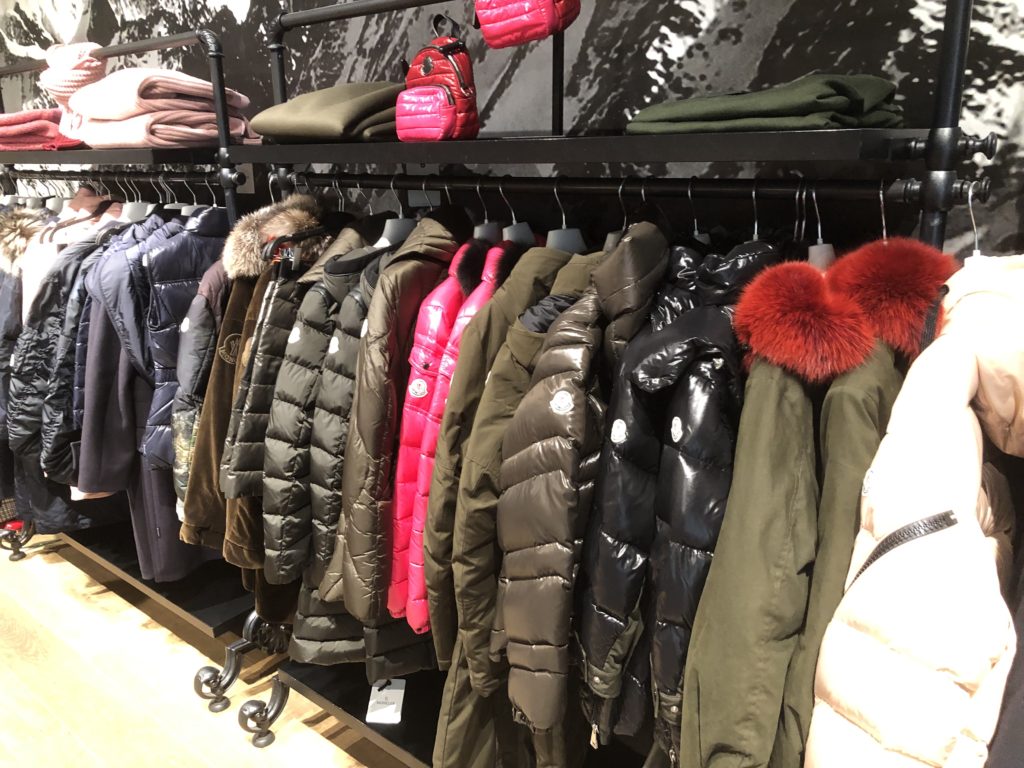 ''ラ・ヴァレ・ヴィレッジ''( La Vallée Village) モンクレール（MONCLER)店舗内部に並ぶダウンジャケット