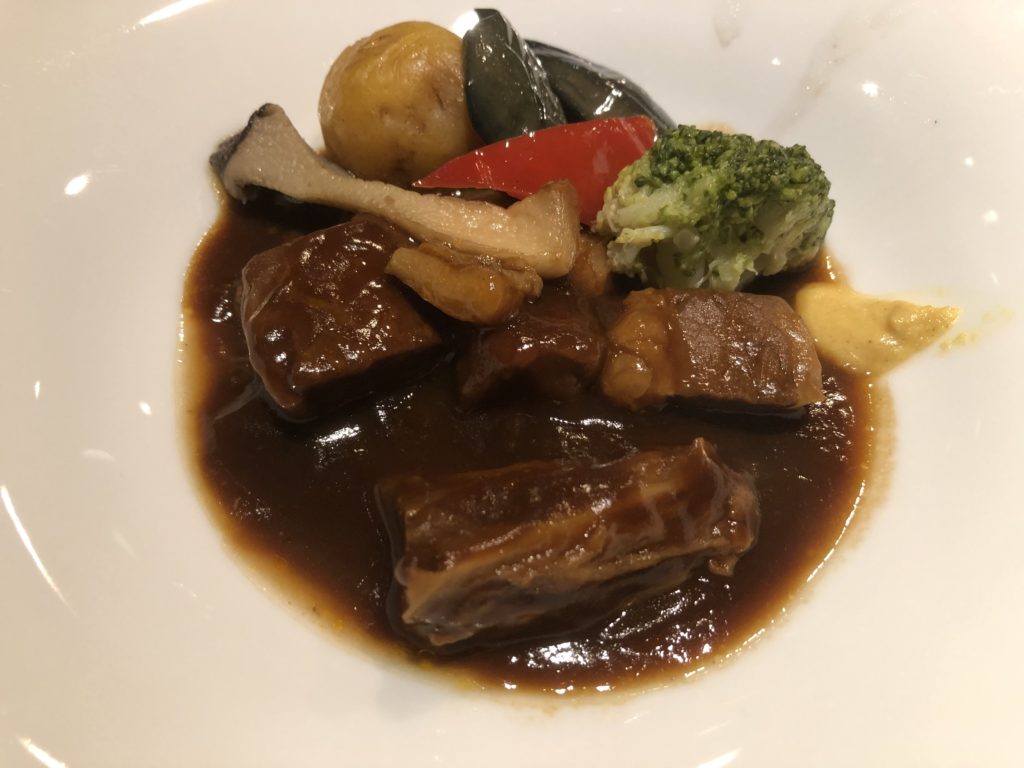 ANA SUITE LOUNGE DINING hのメインディッシュである牛バラ肉和風デミグラ煮込み