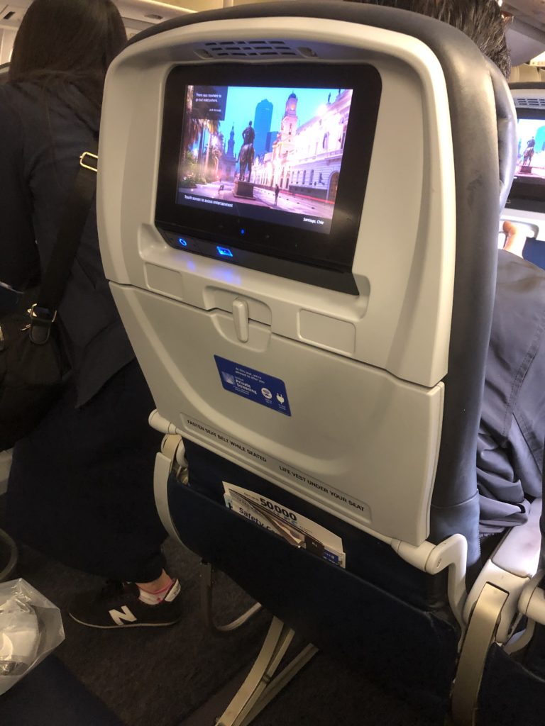 UA854便(NH7172便)リマ行のエコノミークラスシートモニター