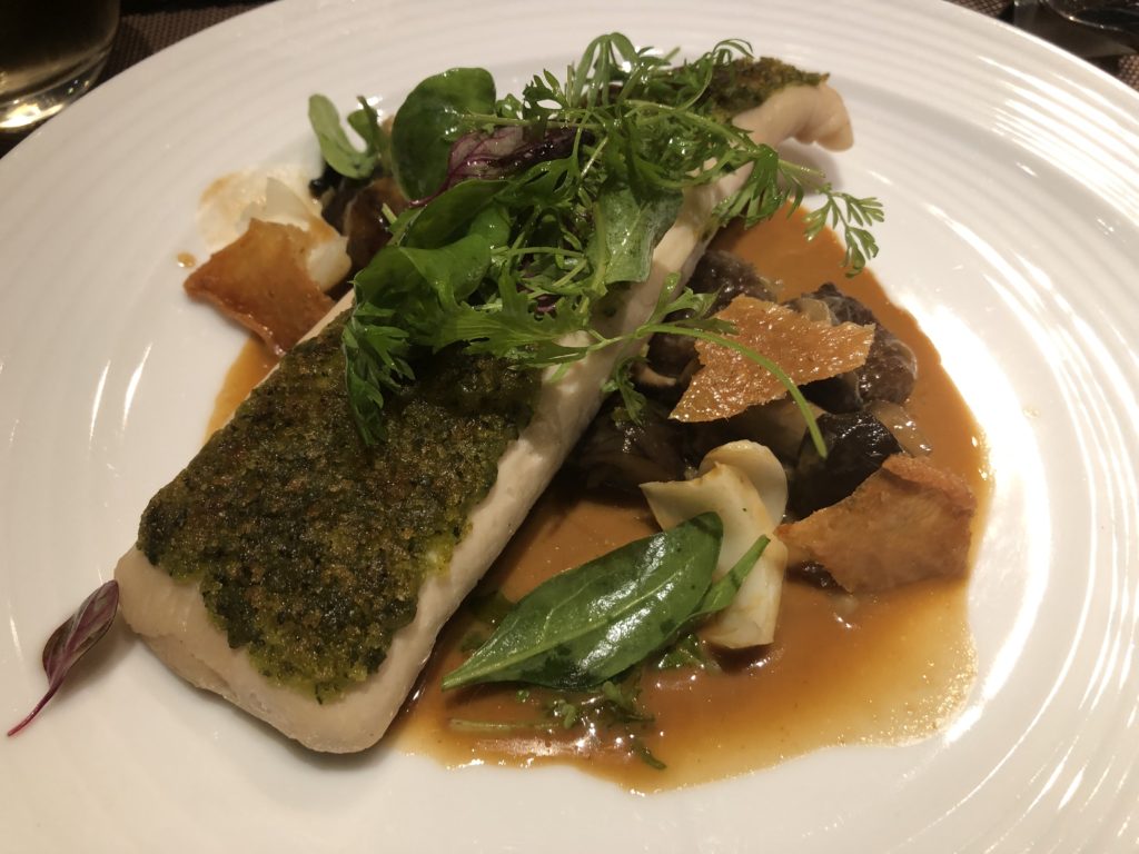 ANA SUITE LOUNGE DINING hのメインディッシュである三重県産　錦ソどり胸肉とオマールのスチーム ピスタチオの香りオマールのソースで