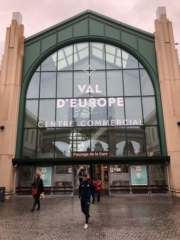 Val'd Europe駅~アウトレットへのアクセス案内(4) ショッピングセンターの中を通ってアウトレットモールへ向かいます。
