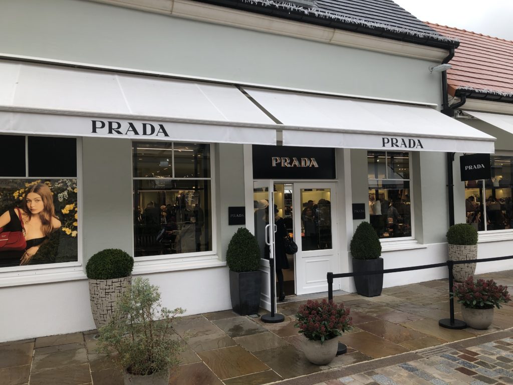 ''ラ・ヴァレ・ヴィレッジ''( La Vallée Village) PRADA店舗外観の様子