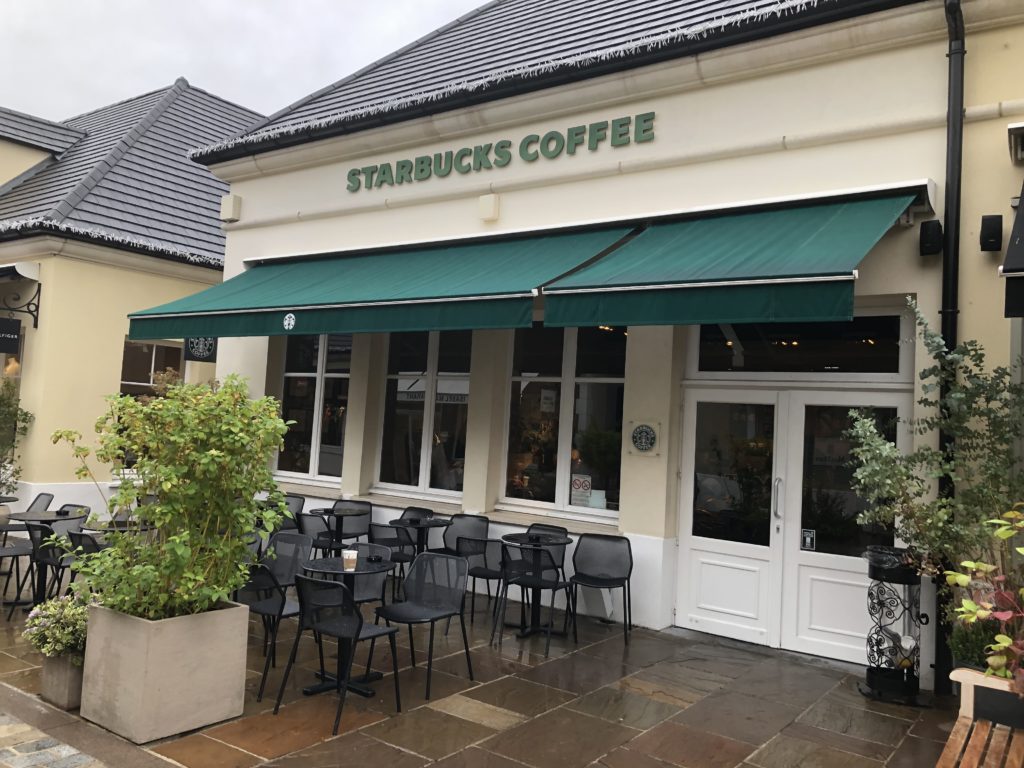 ''ラ・ヴァレ・ヴィレッジ''( La Vallée Village) にあるSTARBUCKS COFFEEの外観。疲れたときの休憩処としておススメです。