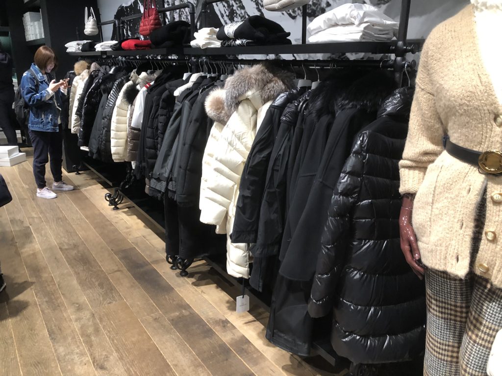 ''ラ・ヴァレ・ヴィレッジ''( La Vallée Village) モンクレール（MONCLER)には奇抜なデザインのダウンしかありませんでした。